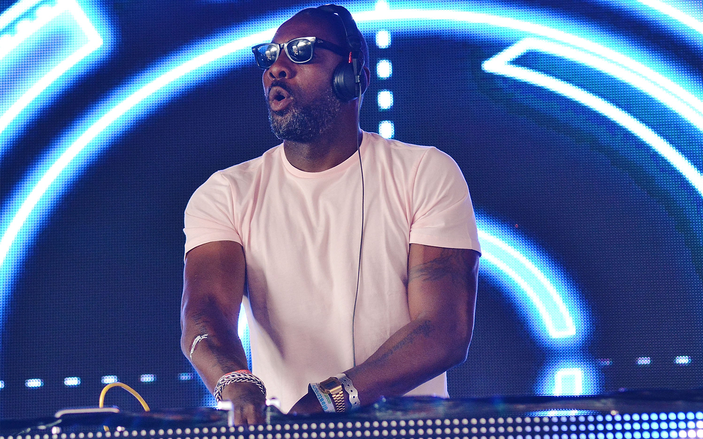 Idris Elba DJ'ing